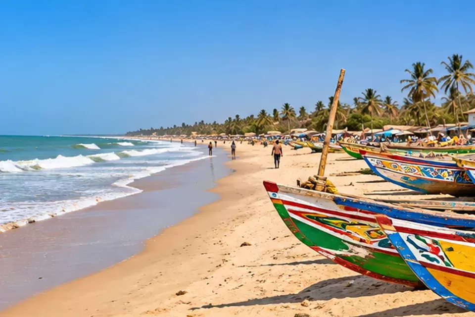 Zandstrand langs de Atlantische kust van Gambia